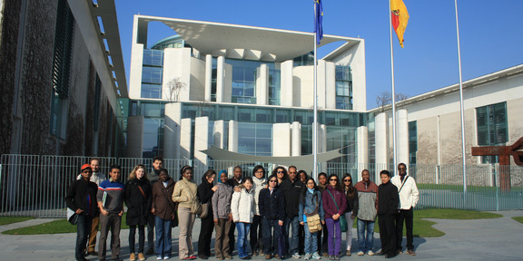 Grouppicture of the SPRING batch in front of the Bundeskanzleramt in Berlin.