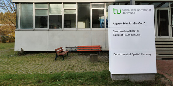 GB3 Schild Hinweisschild vor dem Geschossbau 3.