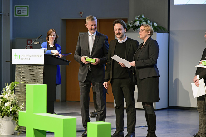 Gewinner des Jahrgangsbestenpreises Moritz Lippold bekommt seine Urkunde überreicht.