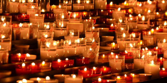 Kerzen Many candles are lit together.