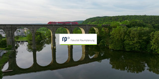 Brücke auf der ein Zug fährt.