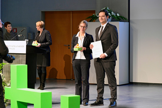 Akademische Jahresfeier 2022 Gewinner des Dissertationspreises Oscar Manuel Baez Villanuvea bekommt seine Urkunde verliehen.