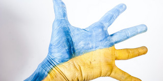Hand mit Ukraine Farben Hand mit Ukraine Farben