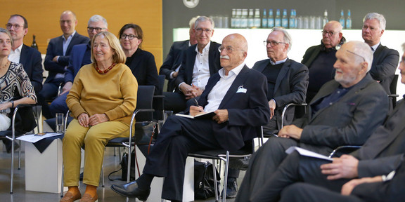 Halstenberg Medaille Verleihung Menschen sitzen zusammen und warten gespannt auf die Verleihung der Halstenberg Medaille.
