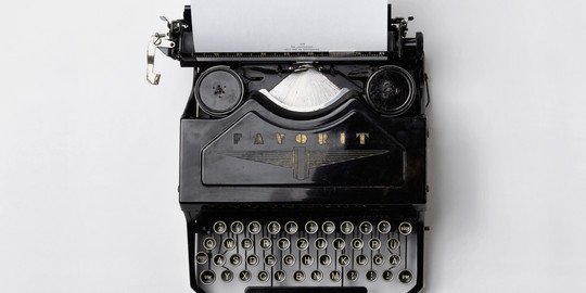 Eine Schreibmaschine mit einem Blatt Papier.