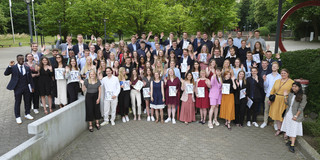 Gruppenfoto aller AbsolventInnen am Fakultätstag 2023.
