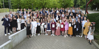 Gruppenfoto aller AbsolventInnen am Fakultätstag 2023.