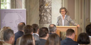 Frau Scharrenbach, Ministerin für Heimat, Kommunales, Bau und Digitalisierung des Landes Nordrhein-Westfalen ging in ihrem Vortrag auf aktuelle Entwicklungen in der Stadt- und Regionalplanung ein und unterstrich die Rolle einer qualitätsvol-len Stadtbaukultur für die Zukunftsfähigkeit von Städten und Gemeinden.