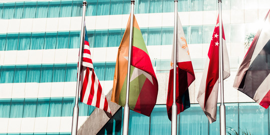 Fahnen, Flaggen Fünf Länder-Fahnen stehen nebeneinander an einem Pfahl gehangen.