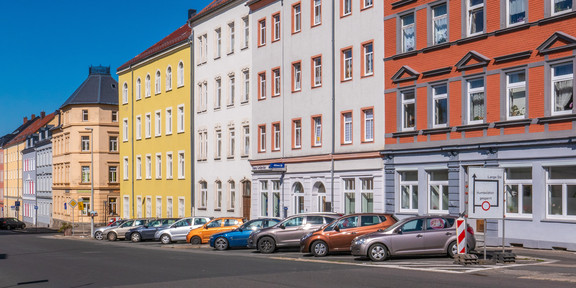 Straße mit Wohnhäusern