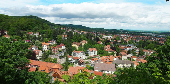 Eine kleine Stadt umgeben von Grünflächen.