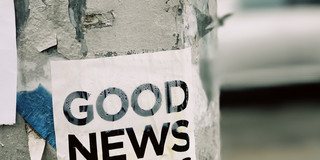 Ein Aufkleber auf einem Baum worauf steht "Good News is coming".