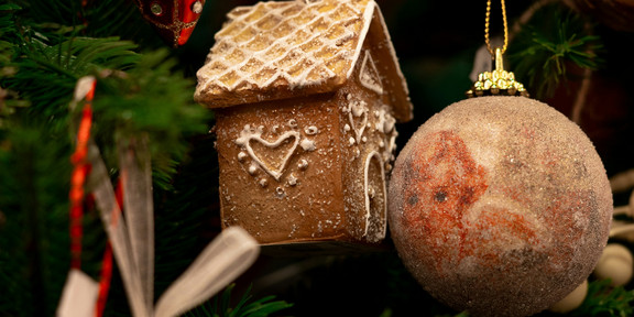 Foto von einem geschmückten Weihnachtsbaum.