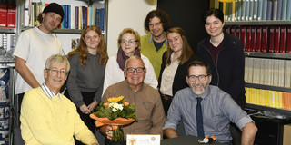 Heinz Kobs wird im Rahmen seines Fachgebiets für das 50-jährige Dienstjubiläum gefeiert.