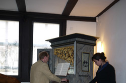 Playing an organ Picture of someone playing the organ