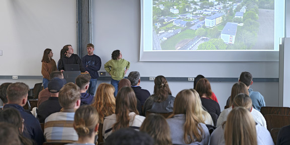 Studierende präsentieren ihr Projekt.