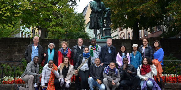 Group picture in front of the statue of a German poet