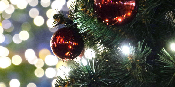 Weihnachtsbaum Weihnachtsbaum mit Kugeln.