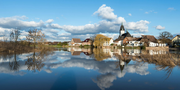 Stadt spiegelt sich im Wasser.