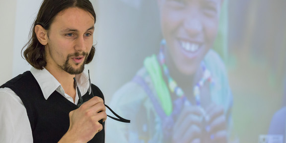 Picture of football player Neven Subotic during his presentation at the TU Dortmund University.