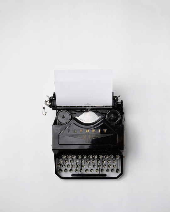 Eine Schreibmaschine mit einem Blatt Papier.