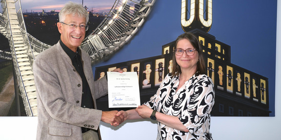 Sandra Huning apl. Prof. Urkunde Sandra Huning bekommt Urkunde von Dekan übergeben.