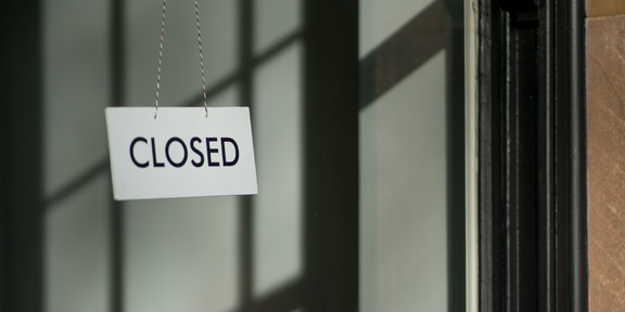 Glaswand mit einem Geschlossen-Schild.