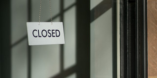 Glaswand mit einem Geschlossen-Schild.