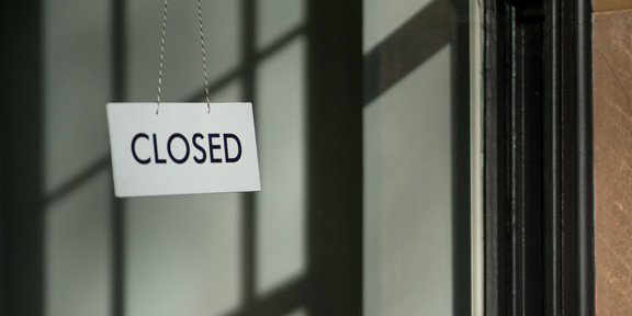 Türschild Geschlossen Glaswand mit einem Geschlossen-Schild.