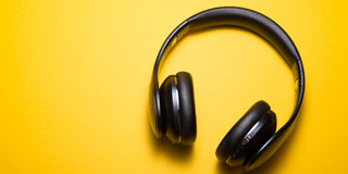 Over-Ear-Kopfhörer auf orangenem Hintergrund.