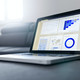 Statistik Laptop (Modul 9) Laptop mit geöffneten Statistiken und Grafiken.