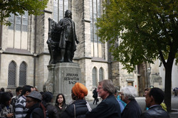 Picture of a statue of Johann Sebastian Bach