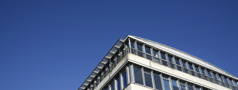 Das Geschossbau 3 aus der Froschperspektive an der TU Dortmund.