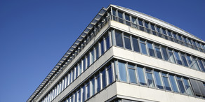 Das Geschossbau 3 aus der Froschperspektive an der TU Dortmund.