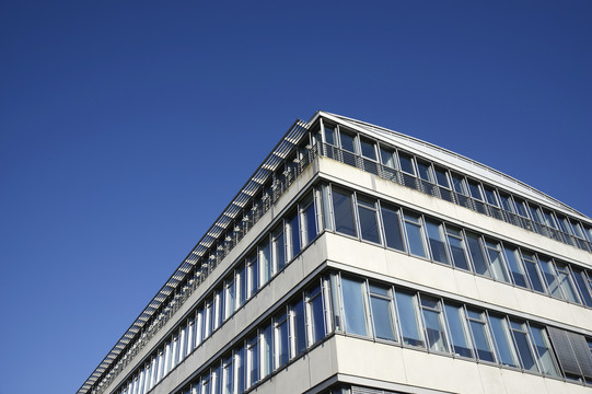 Das Geschossbau 3 aus der Froschperspektive an der TU Dortmund.