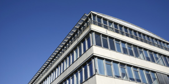 GB III Das Geschossbau 3 aus der Froschperspektive an der TU Dortmund.