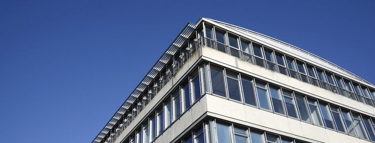 Das Geschossbau 3 aus der Froschperspektive an der TU Dortmund.