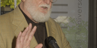 Picture of Manfred Max-Neef during a presentation at the 25th anniversary of SPRING.