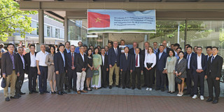 Rektor Prof. Manfred Bayer und begrüßte gemeinsam mit Prof. Nguyen Xuan Thinh den vietnamesischen Wissenschaftsminister Prof. Huynh Thanh Dat und seine Delegation sowie zahlreiche Gäste im Rudolf Chaudoire-Pavillon.