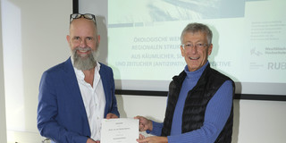 Hon.-Prof. Dr. Gärtner bekommt von unserem Dekan Prof. Dr. Dietwald Gruehn eine Urkunde überreicht.