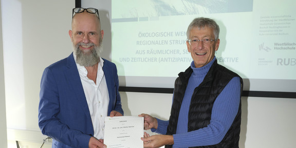 Gärtner Urkundenübergabe Hon.-Prof. Dr. Gärtner bekommt von unserem Dekan Prof. Dr. Dietwald Gruehn eine Urkunde überreicht.