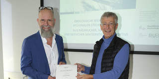 Hon.-Prof. Dr. Gärtner bekommt von unserem Dekan Prof. Dr. Dietwald Gruehn eine Urkunde überreicht.