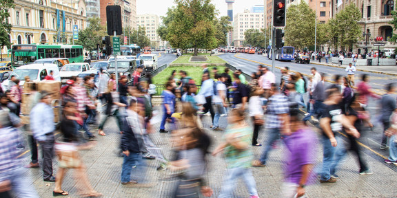 Durch die Schnelligkeit verschwommene Menschenmenge auf einem Marktplatz