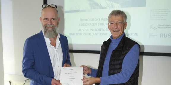 Hon.-Prof. Dr. Gärtner bekommt von unserem Dekan Prof. Dr. Dietwald Gruehn eine Urkunde überreicht.