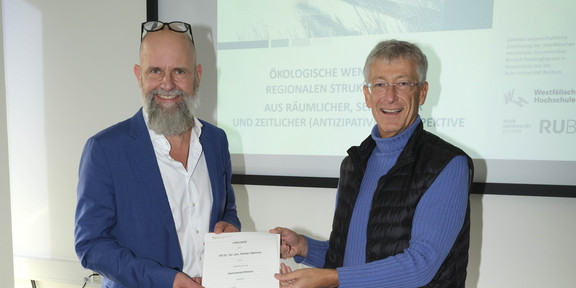 Hon.-Prof. Dr. Gärtner bekommt von unserem Dekan Prof. Dr. Dietwald Gruehn eine Urkunde überreicht.