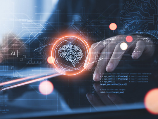 Futuristische Grafik mit KI-Elementen, im Hintergrund Hände, die auf einer Tastatur tippen