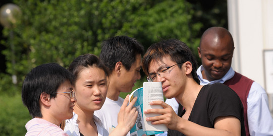 Internationale Studierende Internationale Studierende unterhalten sich.
