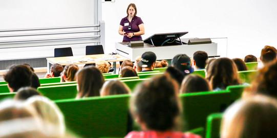 Students sitting in a lecture at the beginning of the study.