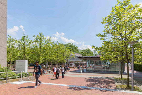 Campus Süd mit Rudolph-Chaudoire-Pavillion und Studenten im Sommer