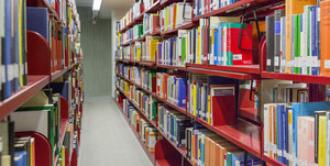 Bücherregale in der Universitätsbilbliothek